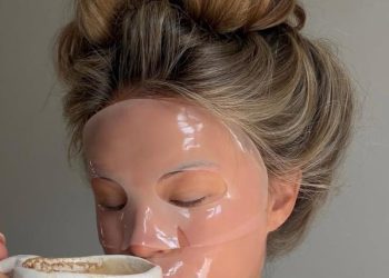 5 skincare συνήθειες που οι δερματολόγοι ήθελαν να είχατε ξεκινήσει από τα 20 σας