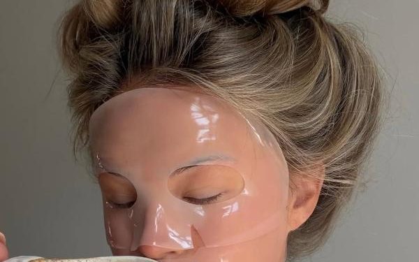5 skincare συνήθειες που οι δερματολόγοι ήθελαν να είχατε ξεκινήσει από τα 20 σας