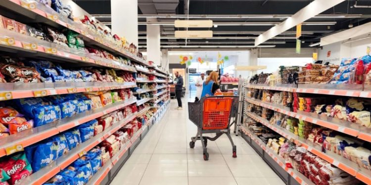 Μειώσεις τιμών σε σούπερ μάρκετ, σχολικά είδη και κρέατα: Οι κωδικοί που σπάνε το φράγμα του 10%