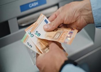 Εφάπαξ ενίσχυση 400 ευρώ στους συνταξιούχους: Τι ισχύει με τα κριτήρια και ποιοι μένουν εκτός