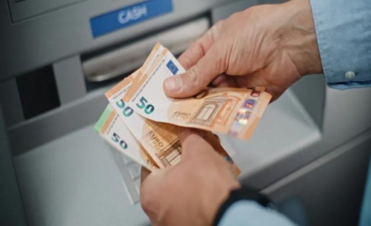 Εφάπαξ ενίσχυση 400 ευρώ στους συνταξιούχους: Τι ισχύει με τα κριτήρια και ποιοι μένουν εκτός