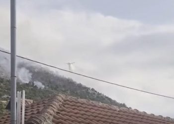 Κρυσταλλοπηγή: Μαίνεται η φωτιά – Επιχειρούν εναέρια μέσα – Στη διάρκεια της νύχτας δόθηκε εντολή εκκένωσης για προληπτικούς λόγους