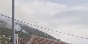Κρυσταλλοπηγή: Μαίνεται η φωτιά – Επιχειρούν εναέρια μέσα – Στη διάρκεια της νύχτας δόθηκε εντολή εκκένωσης για προληπτικούς λόγους