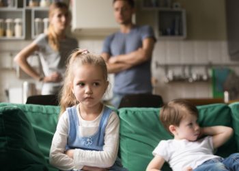 Οι κουβέντες που ακούνε τα παιδιά χωρίς να τους μιλάμε