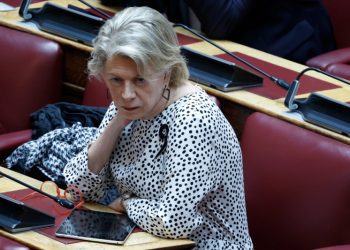 Έλενα Ακρίτα, στην Ολομέλεια, για social media: «Κόφτης» στα παιδιά, στο απυρόβλητο οι τεχνολογικοί κολοσσοί