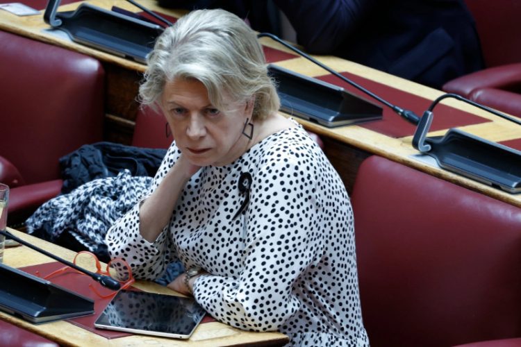 Έλενα Ακρίτα, στην Ολομέλεια, για social media: «Κόφτης» στα παιδιά, στο απυρόβλητο οι τεχνολογικοί κολοσσοί