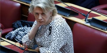 Έλενα Ακρίτα: «Πόσες φορές πρέπει να ζητήσει βοήθεια μια γυναίκα για να τη σώσουμε;»