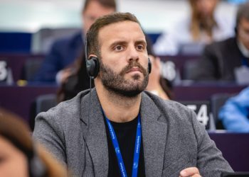 Νίκος Παππάς στην Ολομέλεια του Ευρωπαϊκού Κοινοβουλίου: «Να μην επιτρέψουμε στον ψηφιακό κόσμο να στερήσει από τα παιδιά την παιδική τους ηλικία»