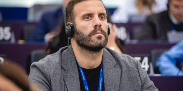 Νίκος Παππάς στην Ολομέλεια του Ευρωπαϊκού Κοινοβουλίου: «Να μην επιτρέψουμε στον ψηφιακό κόσμο να στερήσει από τα παιδιά την παιδική τους ηλικία»