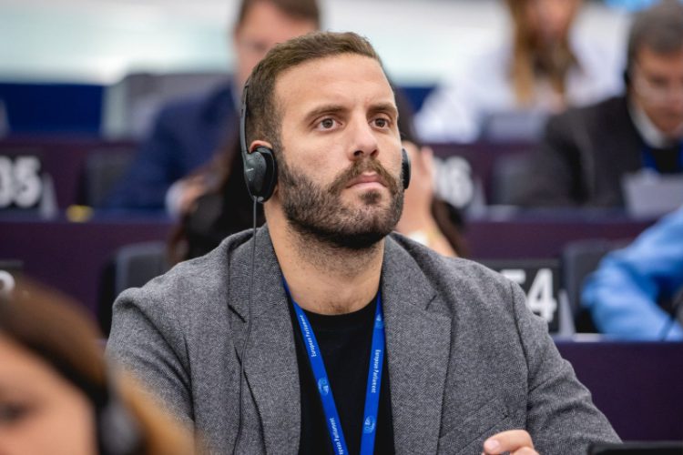 Νίκος Παππάς στην Ολομέλεια του Ευρωπαϊκού Κοινοβουλίου: «Να μην επιτρέψουμε στον ψηφιακό κόσμο να στερήσει από τα παιδιά την παιδική τους ηλικία»