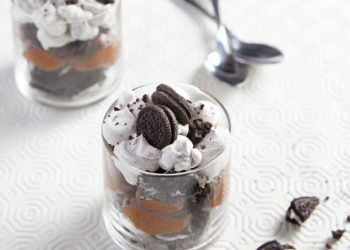 Εύκολο γλυκό με μπισκότα oreo σε ποτήρι