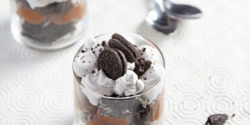 Εύκολο γλυκό με μπισκότα oreo σε ποτήρι