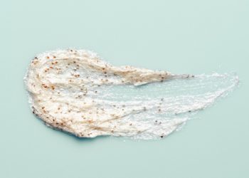 4 tips για εσένα που χρησιμοποιείς καθαριστικό προσώπου που λειτουργεί και ως scrub