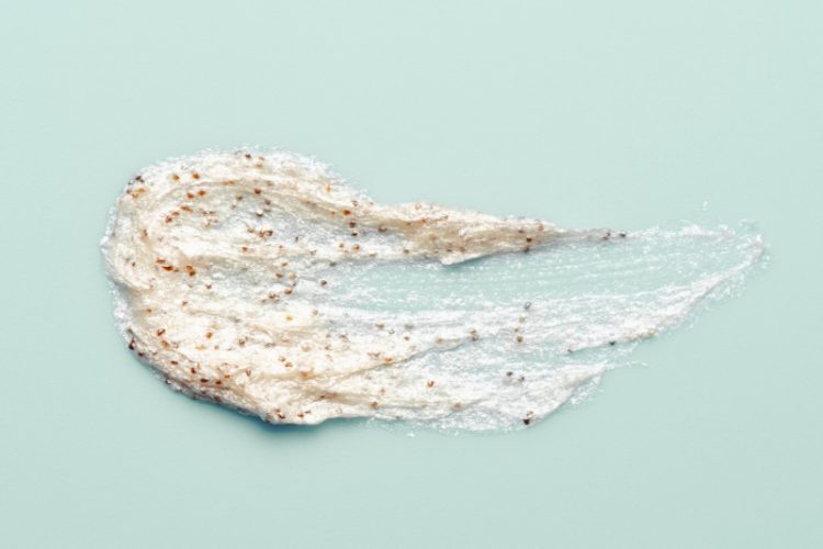 4 tips για εσένα που χρησιμοποιείς καθαριστικό προσώπου που λειτουργεί και ως scrub