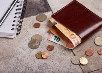 Προϋπολογισμός 2027: Αυξήσεις μισθών, μείωση εισφορών και επίδομα Χριστουγέννων στο Δημόσιο