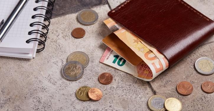 Προϋπολογισμός 2027: Αυξήσεις μισθών, μείωση εισφορών και επίδομα Χριστουγέννων στο Δημόσιο