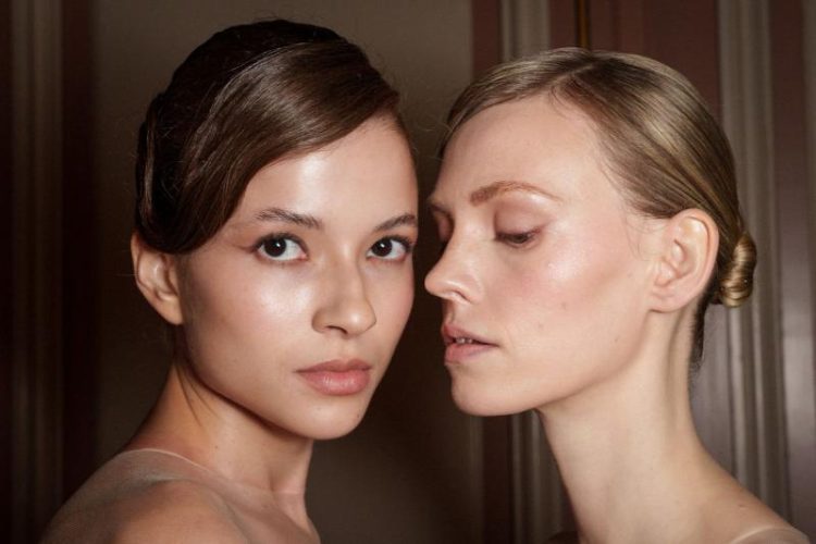 Skin tint vs Foundation; Ποιες είναι οι διαφορές τους και ποιο να επιλέξεις;